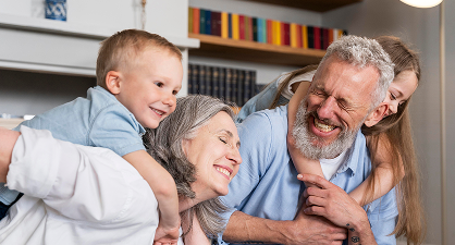 Família feliz com crédito consignado